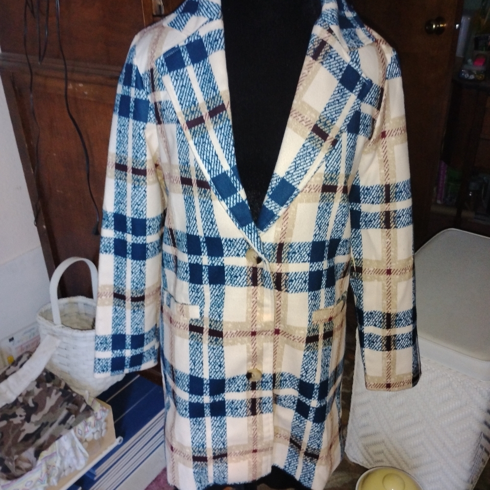 Stylish Blue and Cream Trench Coat with Classic Collar and Warm Fabric